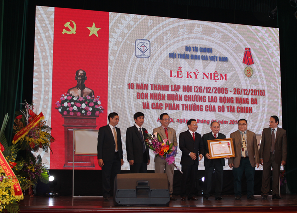 (Ts.Nguyễn Ngọc Tuấn - Chủ tịch Hội cùng đại diện BCH lên nhận Huân chương Lao động Hạng Ba do Thứ trưởng Trần Văn Hiếu trao)